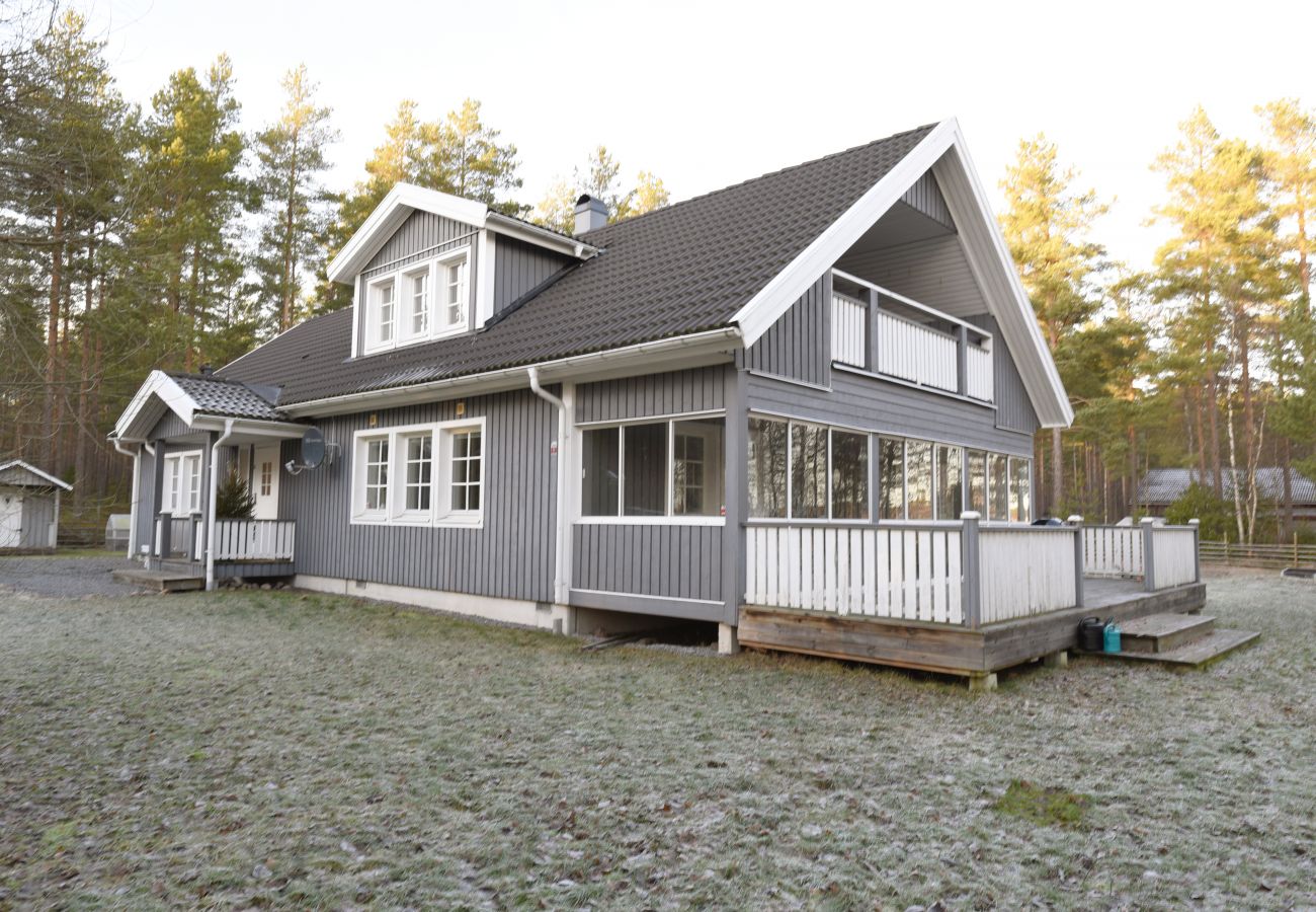 Stuga i Karlstad - Rymligt hus nära Karlstad och Vänern | SE18021