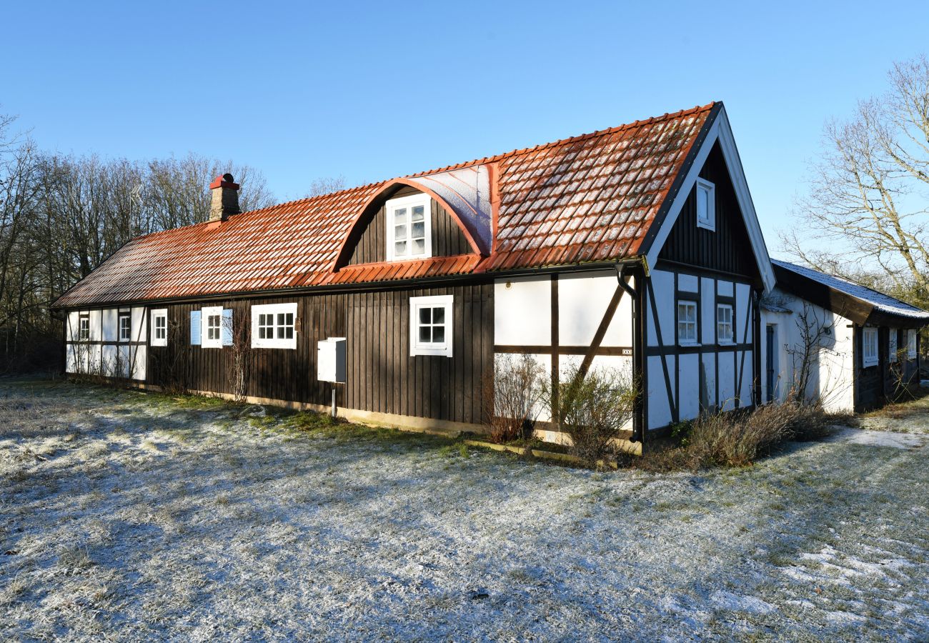 Stuga i Färjestaden - Mysig korsvirkesgård mitt på vackra Öland | SE04013