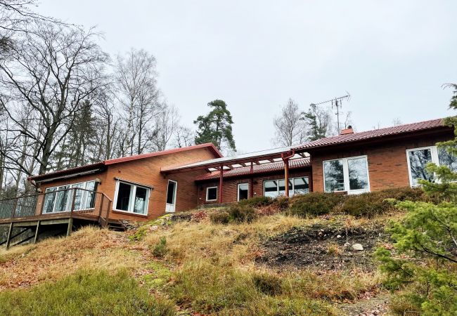 Stuga i Ljungby - Fantastiskt semesterhus med egen sjötomt vid Bolmen, Ljungby | SE06053