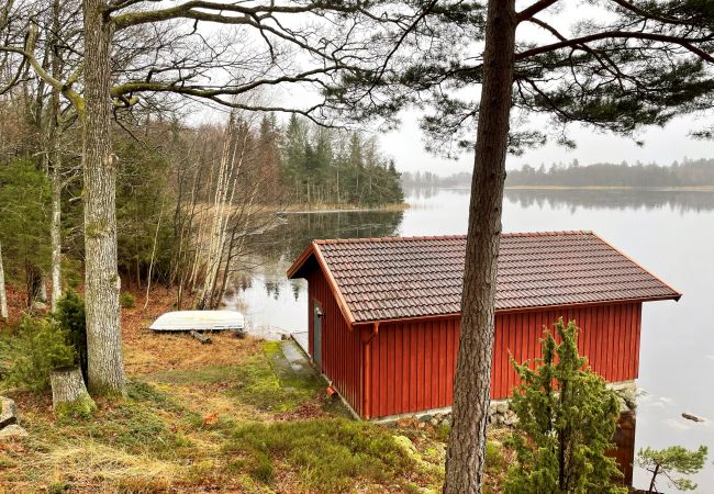 Stuga i Ljungby - Fantastiskt semesterhus med egen sjötomt vid Bolmen, Ljungby | SE06053