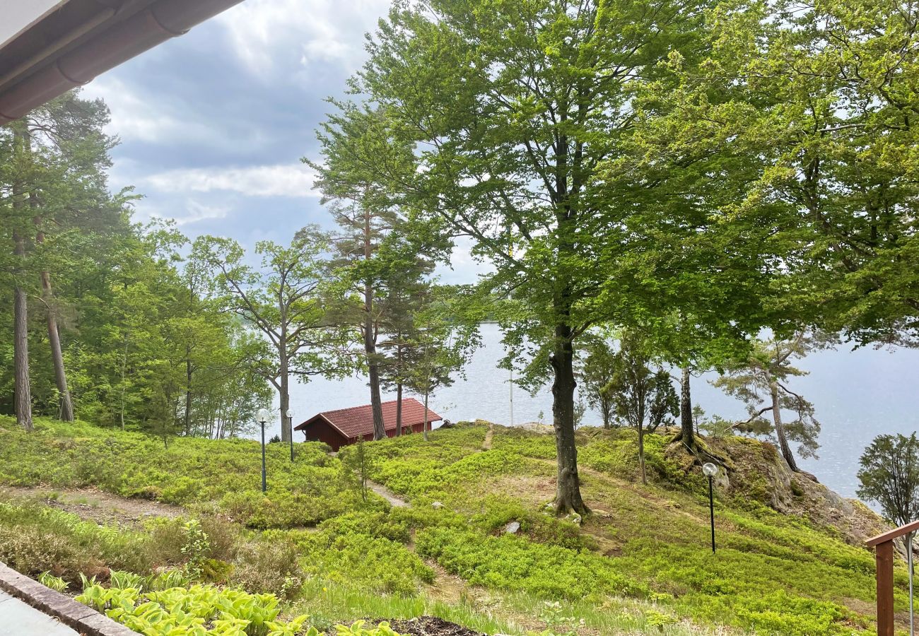 Stuga i Ljungby - Fantastiskt semesterhus med egen sjötomt vid Bolmen, Ljungby | SE06053