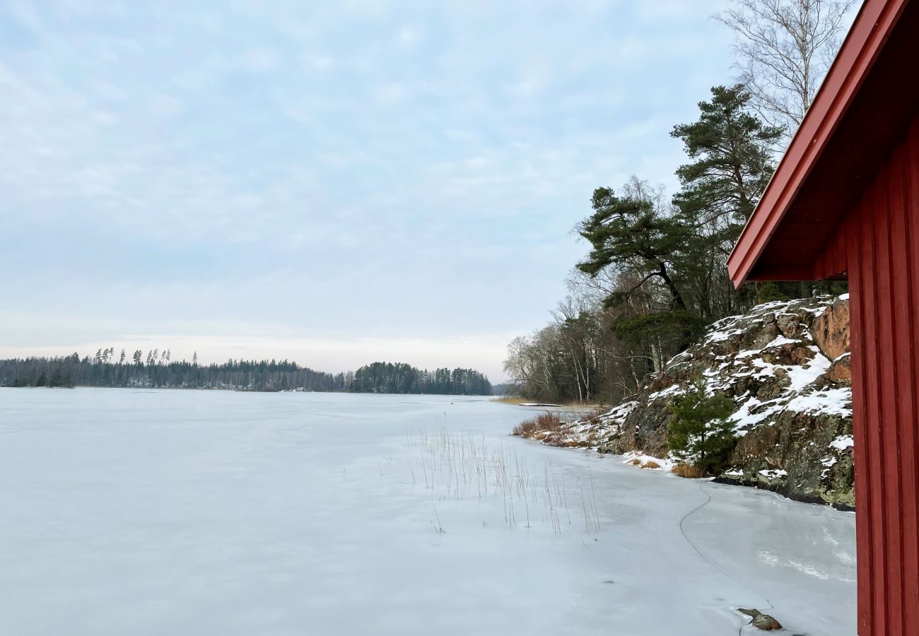 Stuga i Ljungby - Fantastiskt semesterhus med egen sjötomt vid Bolmen, Ljungby | SE06053