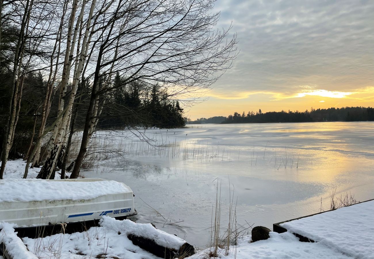 Stuga i Ljungby - Fantastiskt semesterhus med egen sjötomt vid Bolmen, Ljungby | SE06053