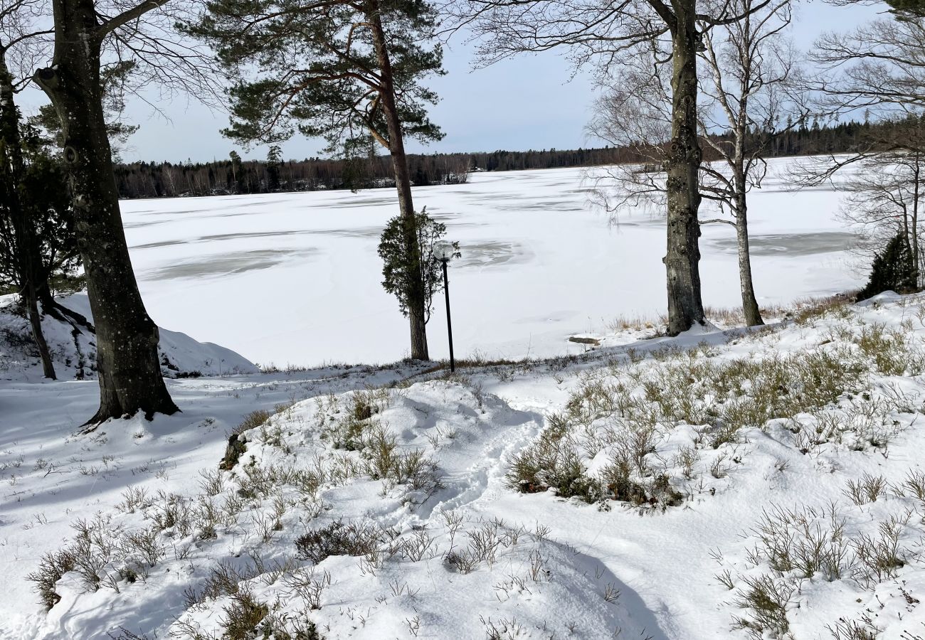 Stuga i Ljungby - Fantastiskt semesterhus med egen sjötomt vid Bolmen, Ljungby | SE06053