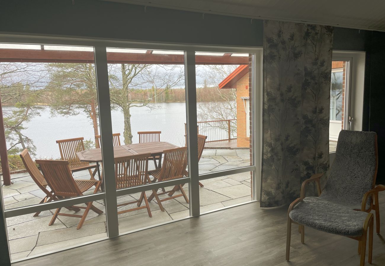 Stuga i Ljungby - Fantastiskt semesterhus med egen sjötomt vid Bolmen, Ljungby | SE06053