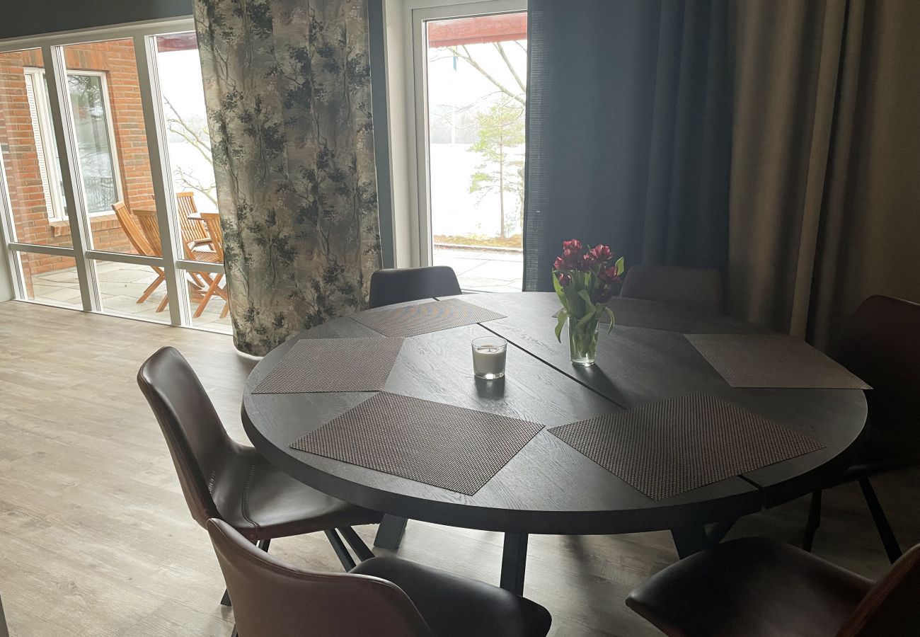 Stuga i Ljungby - Fantastiskt semesterhus med egen sjötomt vid Bolmen, Ljungby | SE06053