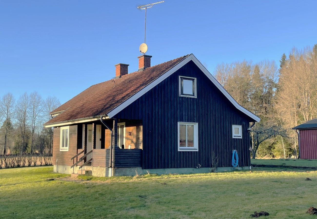 Stuga i Lagan - Semesterhus med enskilt läge vid Skålån utanför Lagan | SE06054