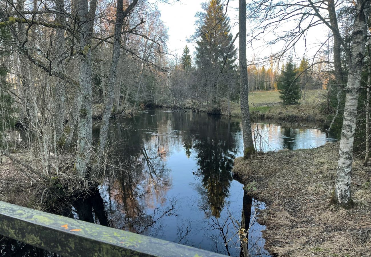 Stuga i Lagan - Semesterhus med enskilt läge vid Skålån utanför Lagan | SE06054