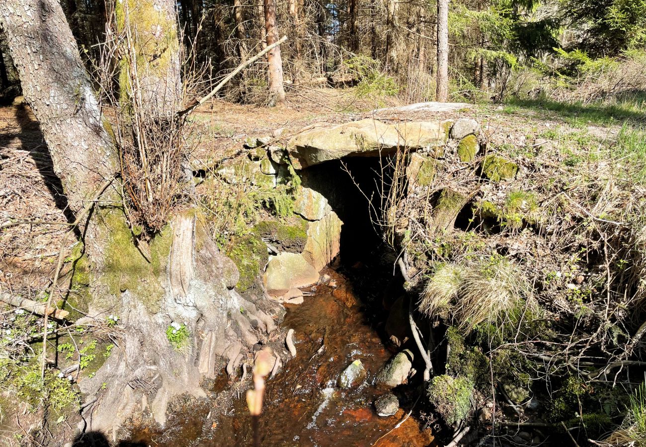 Stuga i Lagan - Semesterhus med enskilt läge vid Skålån utanför Lagan | SE06054