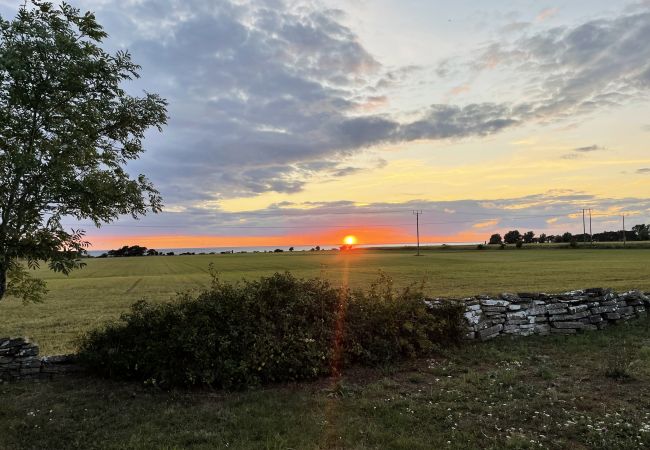 Stuga i Mörbylånga - Trivsam stuga på Öland med panoramautsikt över Kalmarsund | SE04023