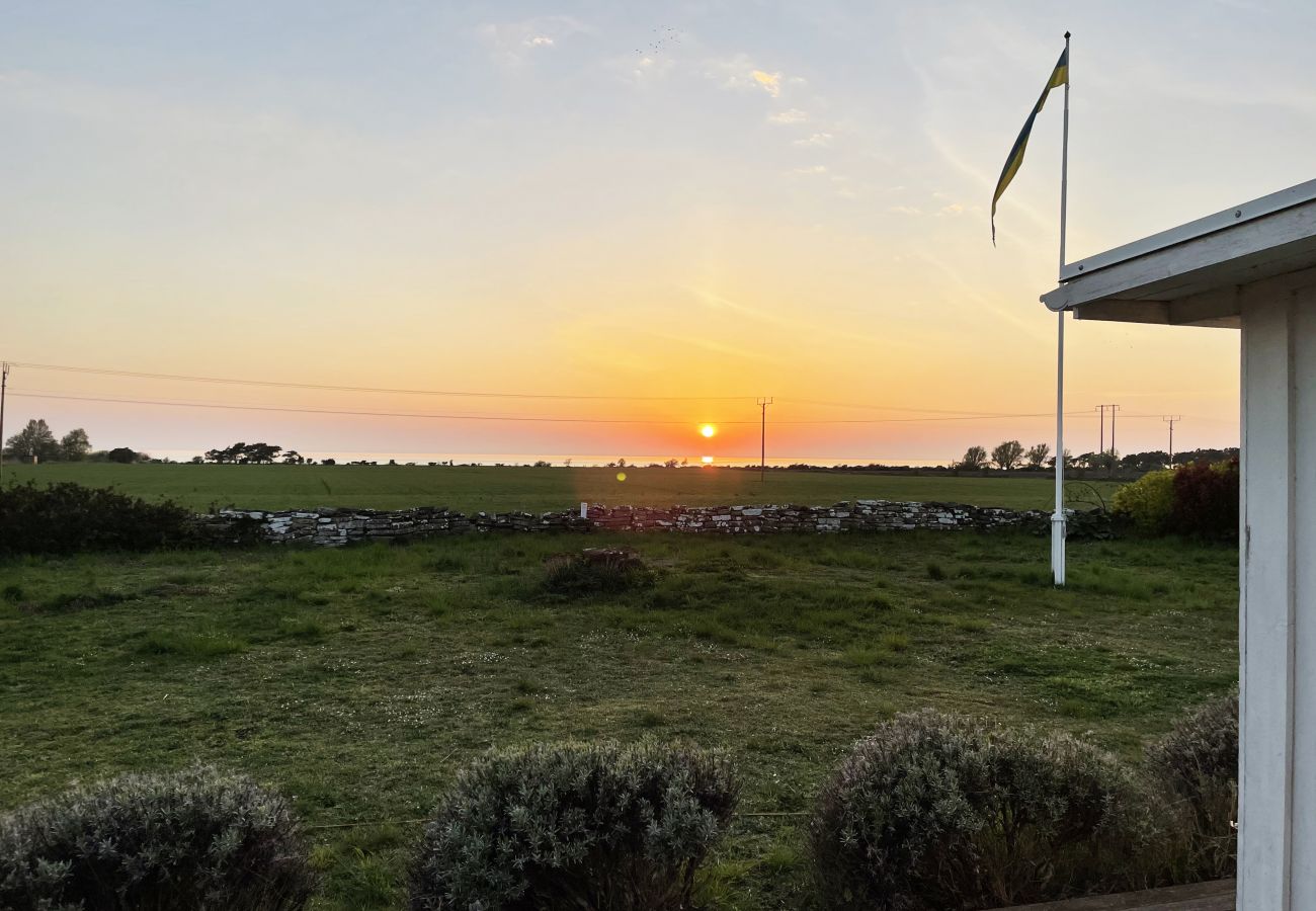 Stuga i Mörbylånga - Trivsam stuga på Öland med panoramautsikt över Kalmarsund | SE04023