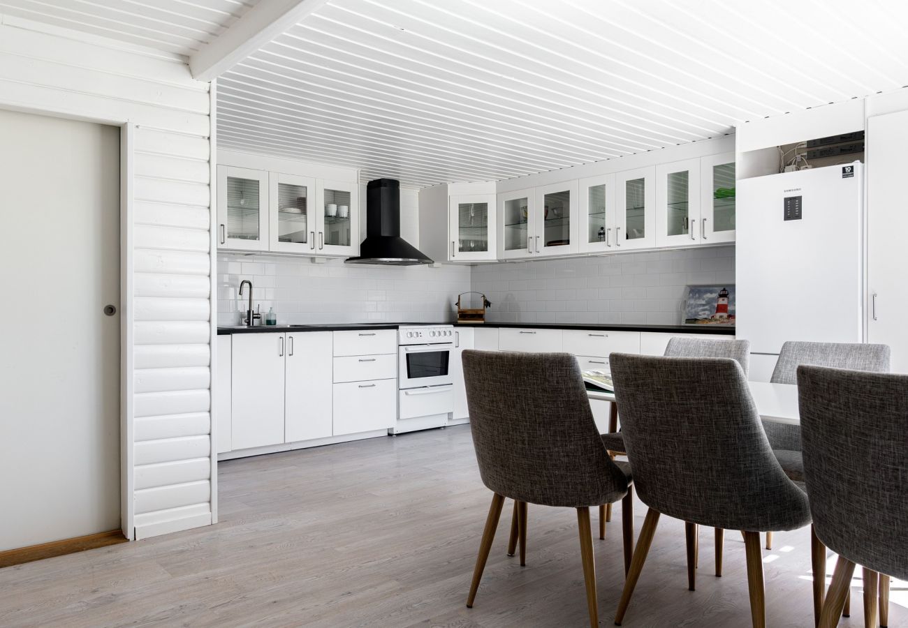 Stuga i Mörbylånga - Trivsam stuga på Öland med panoramautsikt över Kalmarsund | SE04023