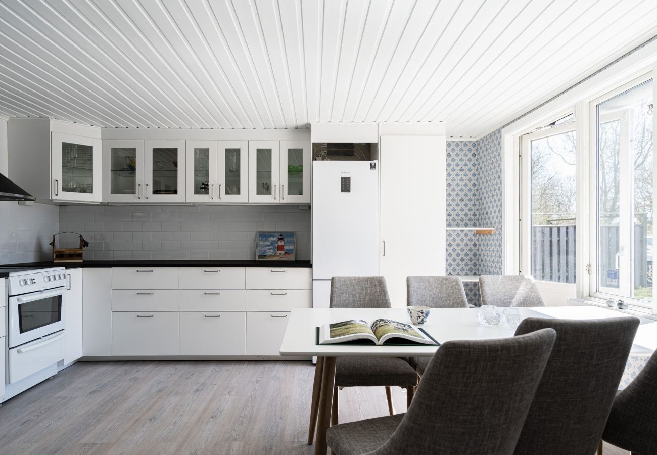 Stuga i Mörbylånga - Trivsam stuga på Öland med panoramautsikt över Kalmarsund | SE04023