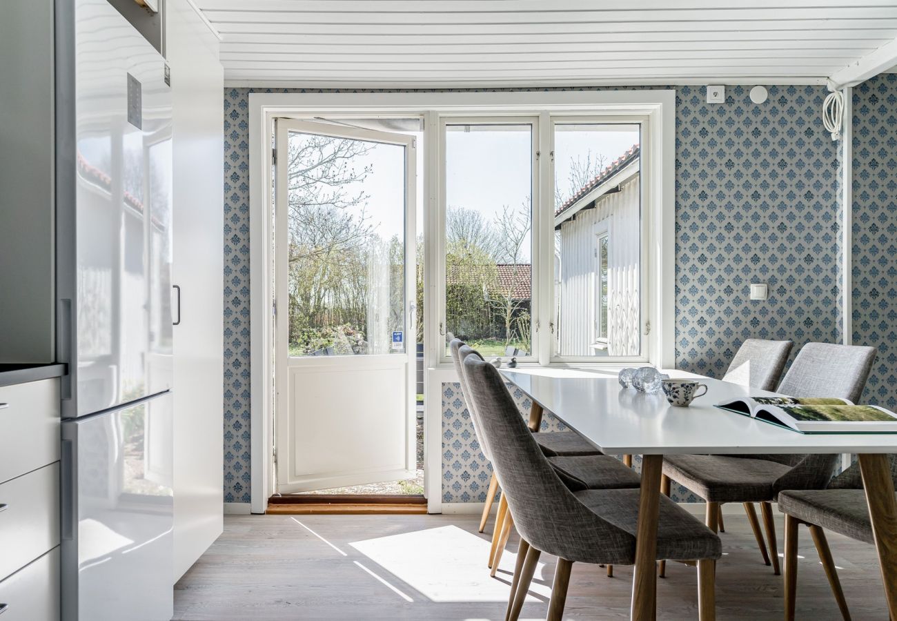 Stuga i Mörbylånga - Trivsam stuga på Öland med panoramautsikt över Kalmarsund | SE04023
