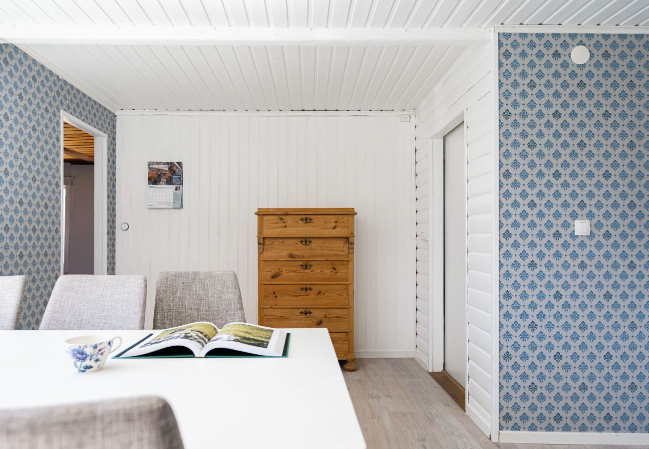 Stuga i Mörbylånga - Trivsam stuga på Öland med panoramautsikt över Kalmarsund | SE04023