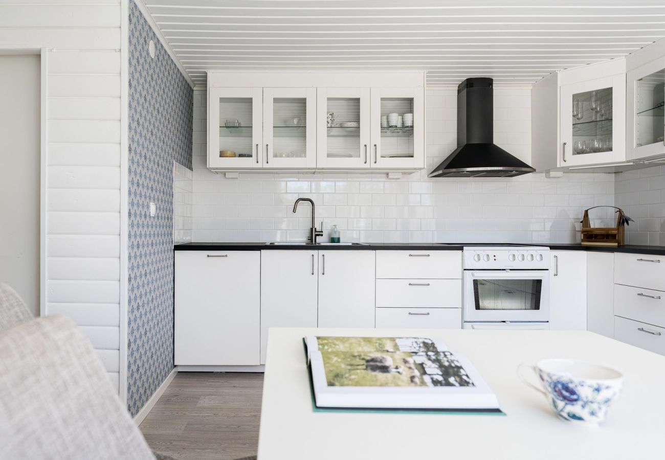 Stuga i Mörbylånga - Trivsam stuga på Öland med panoramautsikt över Kalmarsund | SE04023