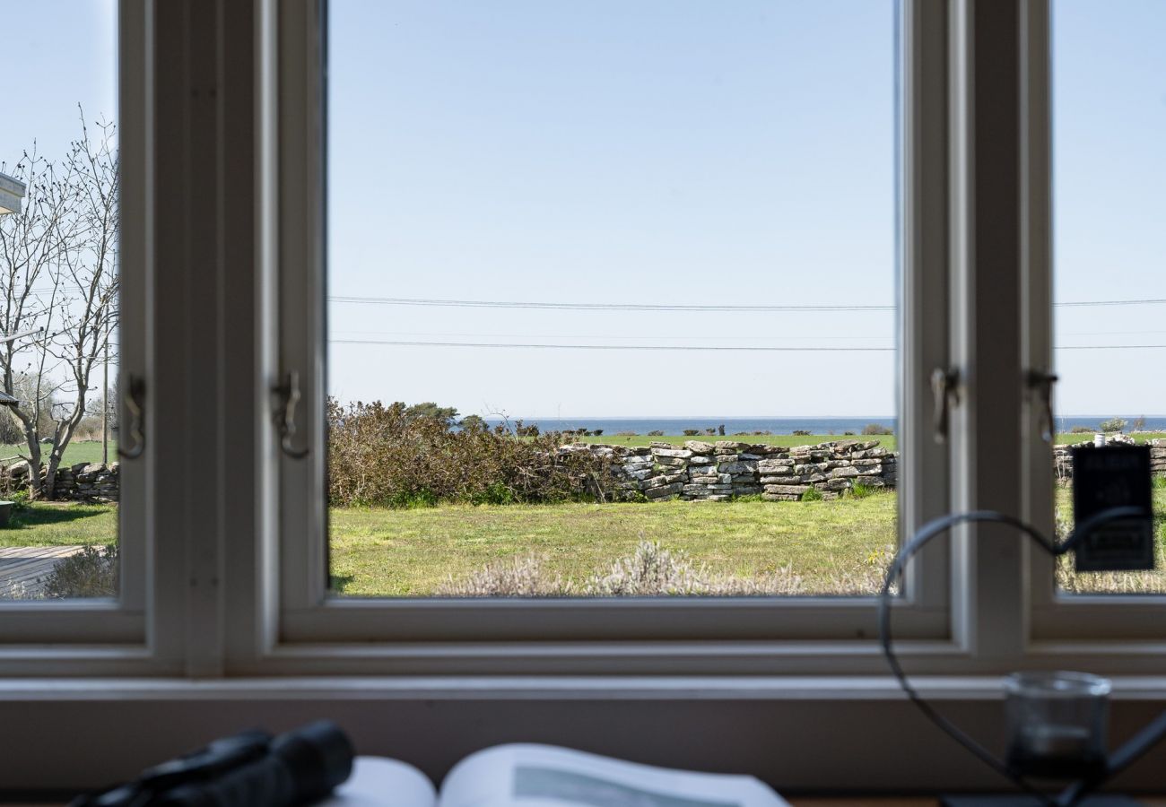 Stuga i Mörbylånga - Trivsam stuga på Öland med panoramautsikt över Kalmarsund | SE04023