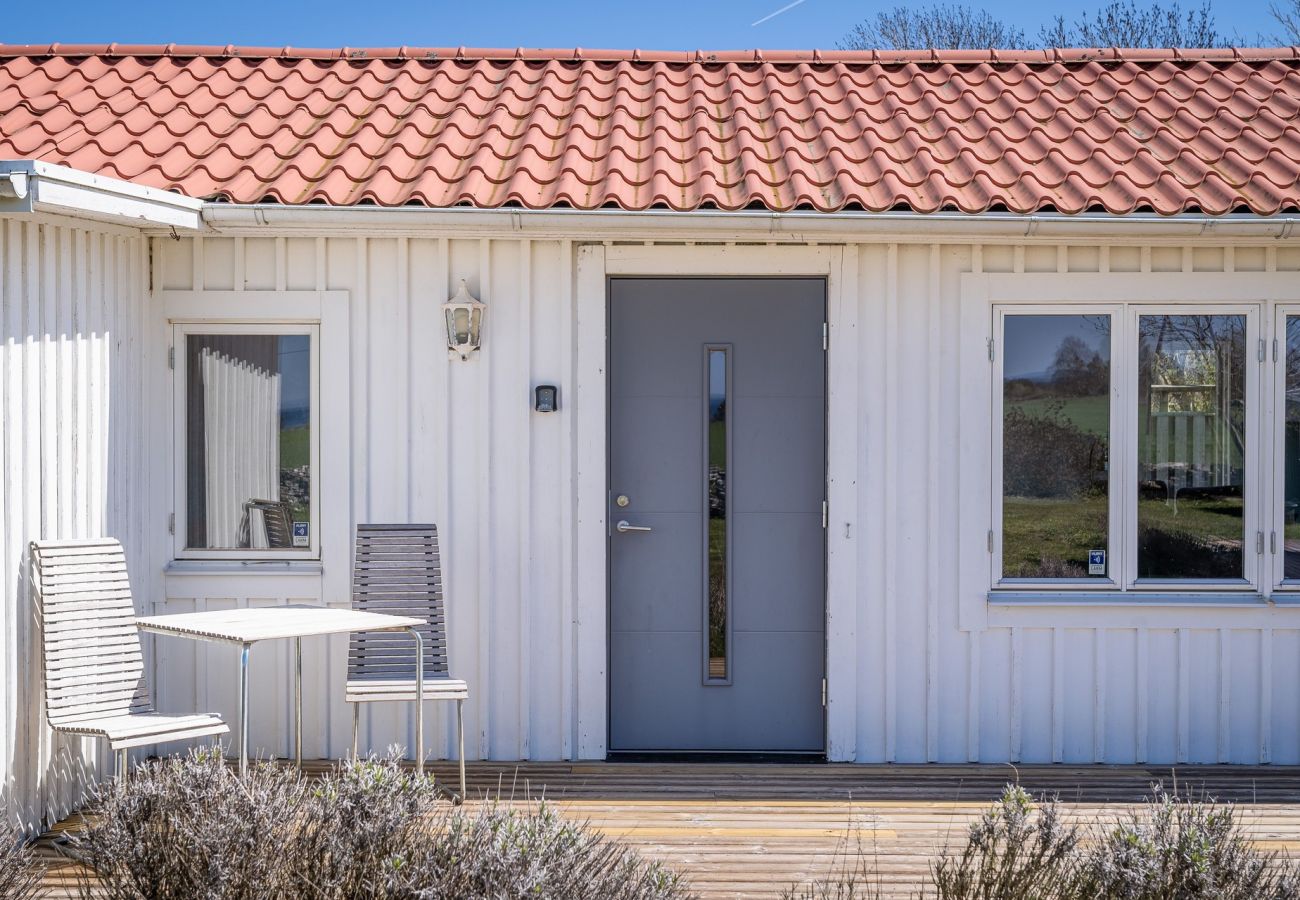 Stuga i Mörbylånga - Trivsam stuga på Öland med panoramautsikt över Kalmarsund | SE04023