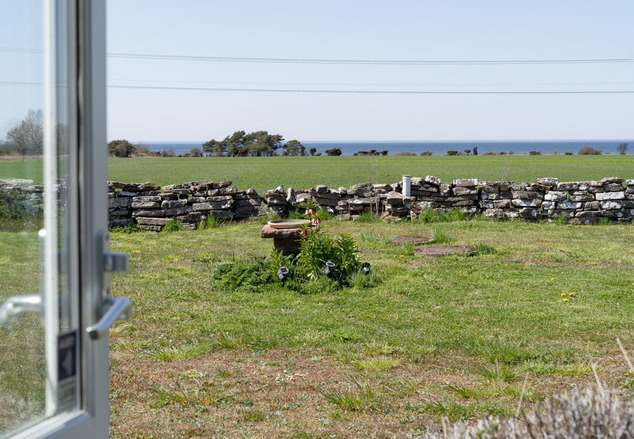 Stuga i Mörbylånga - Trivsam stuga på Öland med panoramautsikt över Kalmarsund | SE04023