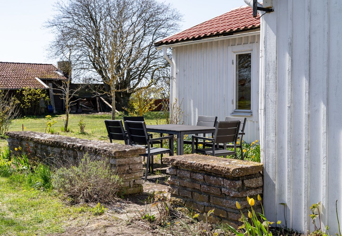 Stuga i Mörbylånga - Trivsam stuga på Öland med panoramautsikt över Kalmarsund | SE04023