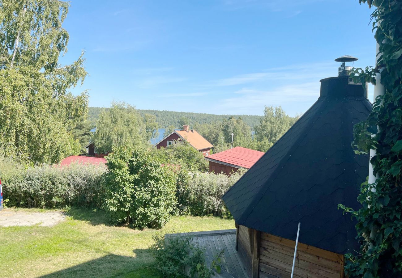 Stuga i Gnesta - Stort vackert hus i Laxne/Gnesta nära sjö och natur | SE13026 