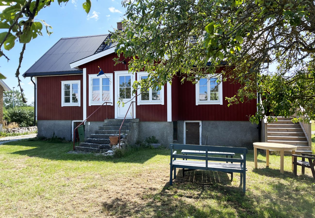 Stuga i Löttorp - Trivsam stuga med viss havsutsikt | SE04025