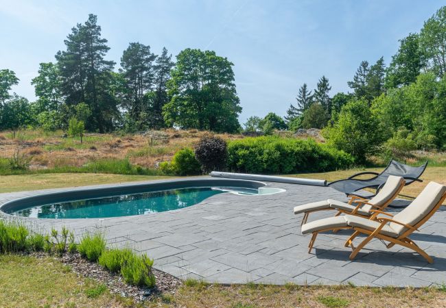 Stuga i Mölnbo - Idylliskt hus i Mölnbo med uppvärmd pool nära Gnesta | SE13025  Stuga i Mölnbo - Idylliskt hus i Mölnbo med uppvärmd pool nära Gnesta | SE13025