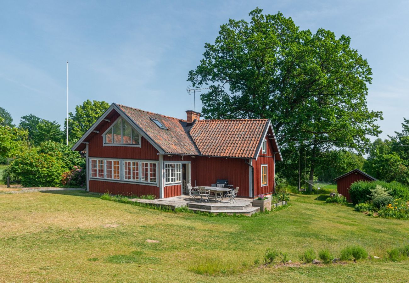 Stuga i Mölnbo - Idylliskt hus i Mölnbo med uppvärmd pool nära Gnesta | SE13025 