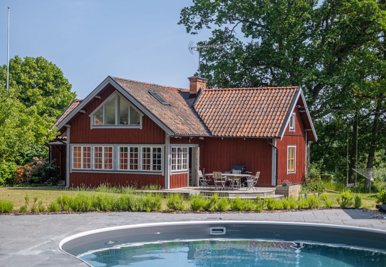 Stuga i Mölnbo - Idylliskt hus i Mölnbo med uppvärmd pool nära Gnesta | SE13025 
