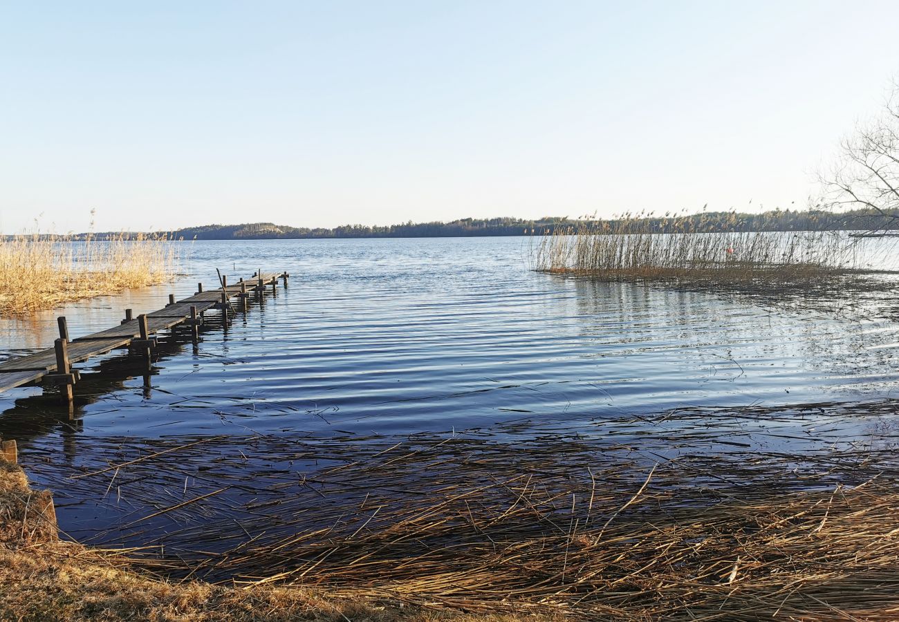 Stuga i Färentuna - Mysigt semesterhus med sjöutsikt på Ekerö/Färentuna | SE13007