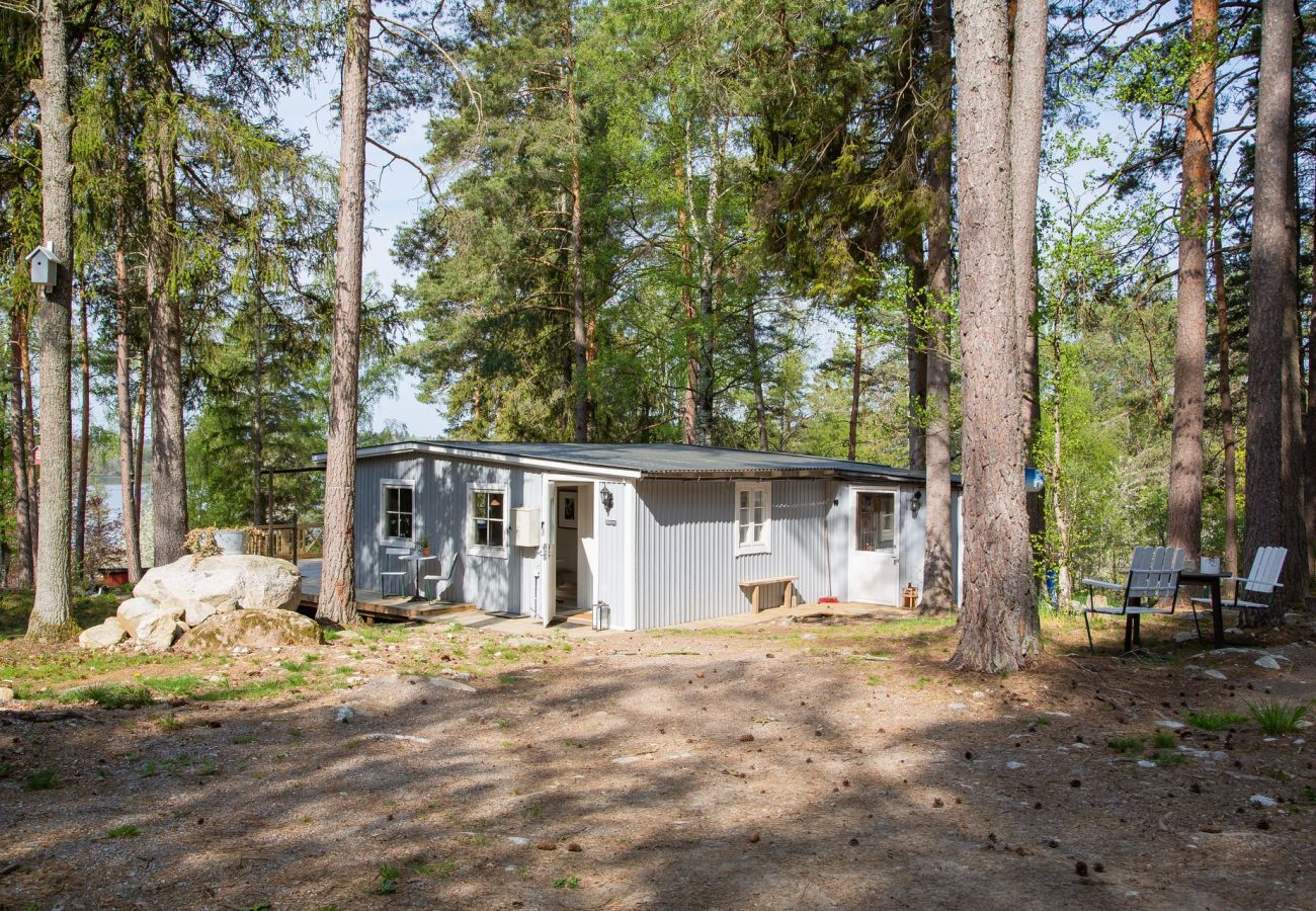 Stuga i Färentuna - Mysigt semesterhus med sjöutsikt på Ekerö/Färentuna | SE13007