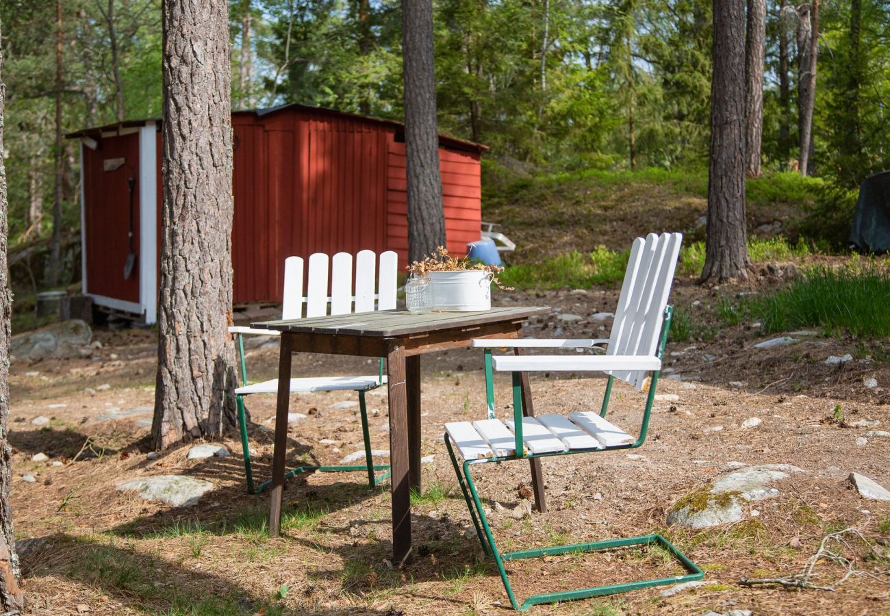 Stuga i Färentuna - Mysigt semesterhus med sjöutsikt på Ekerö/Färentuna | SE13007