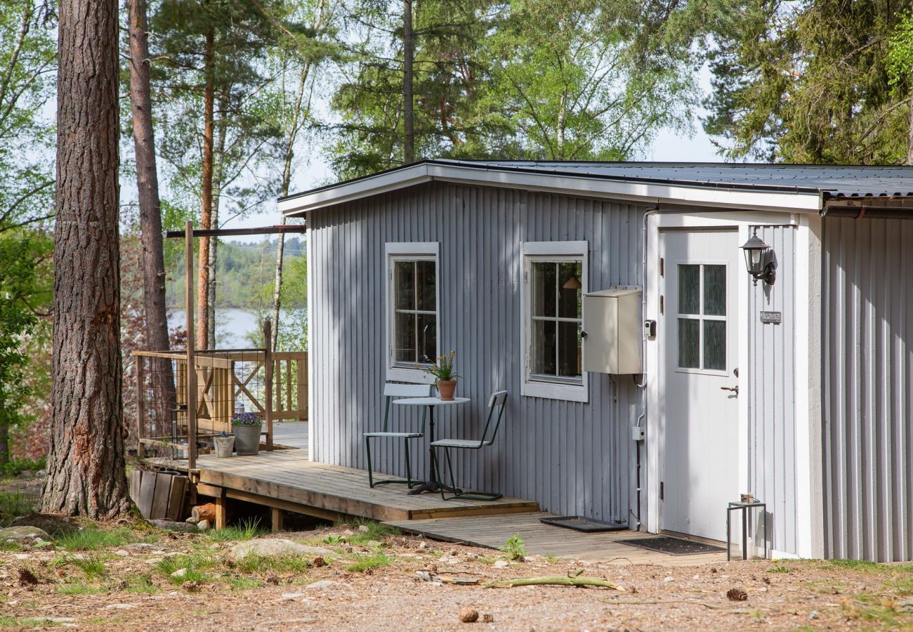 Stuga i Färentuna - Mysigt semesterhus med sjöutsikt på Ekerö/Färentuna | SE13007