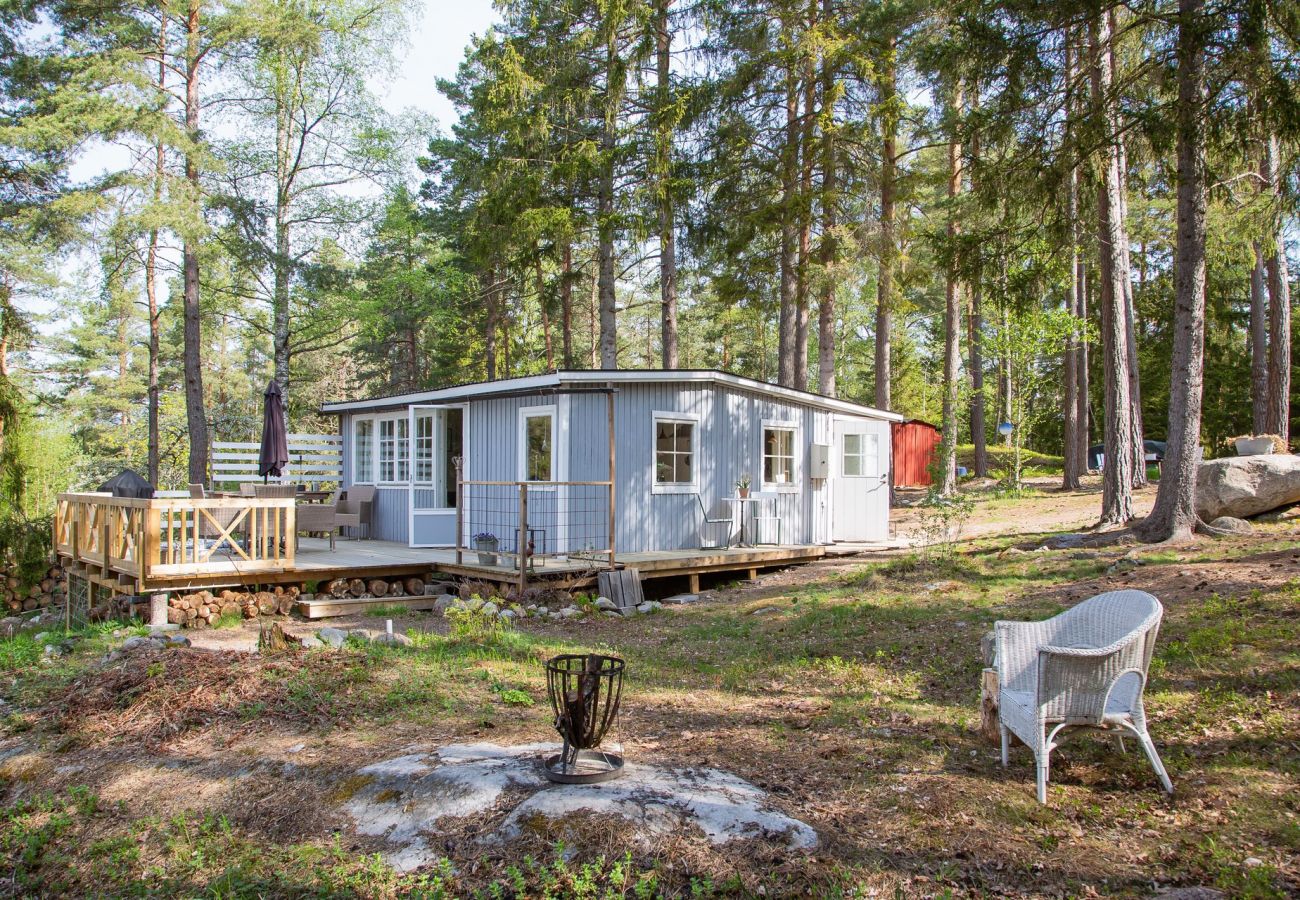 Stuga i Färentuna - Mysigt semesterhus med sjöutsikt på Ekerö/Färentuna | SE13007