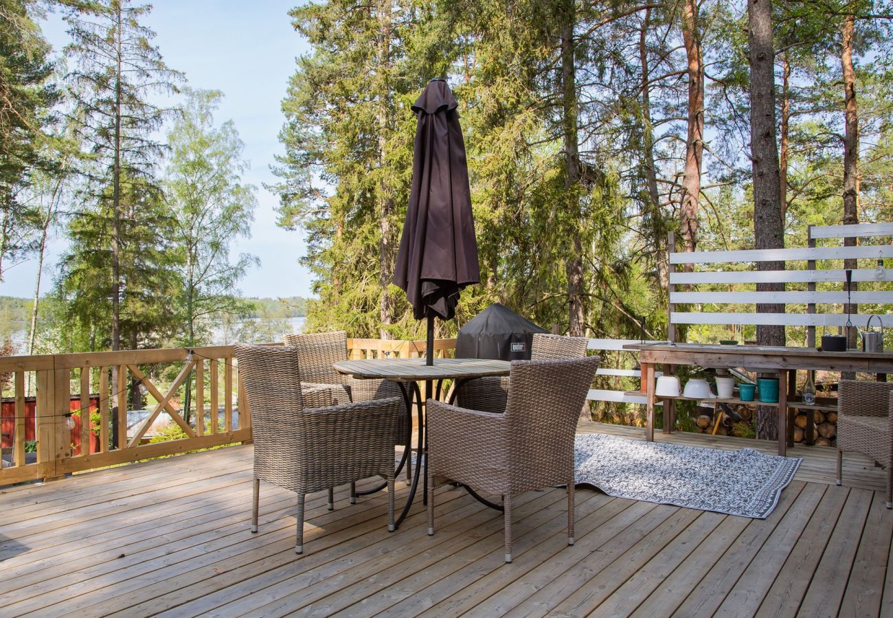 Stuga i Färentuna - Mysigt semesterhus med sjöutsikt på Ekerö/Färentuna | SE13007