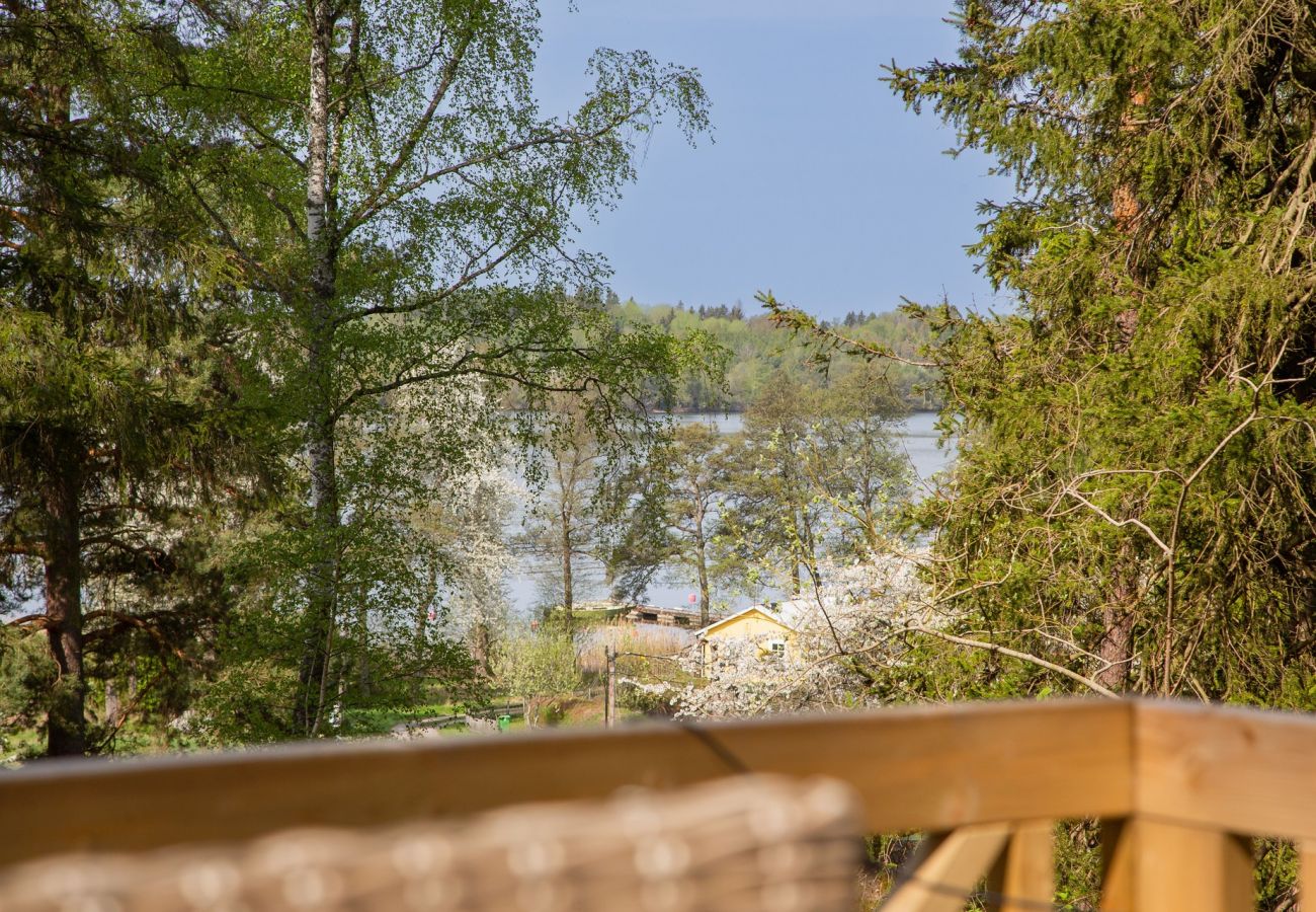 Stuga i Färentuna - Mysigt semesterhus med sjöutsikt på Ekerö/Färentuna | SE13007