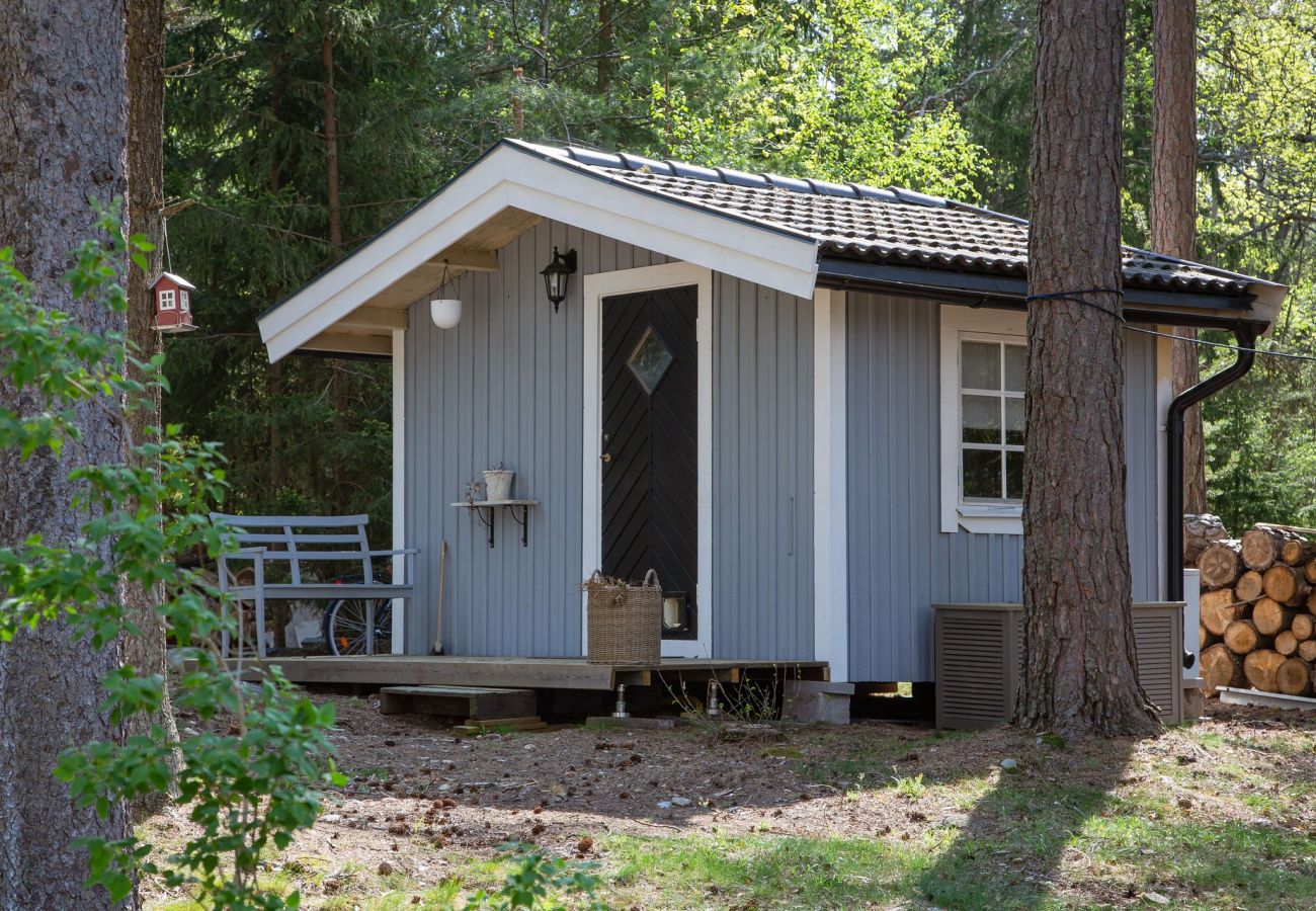 Stuga i Färentuna - Mysigt semesterhus med sjöutsikt på Ekerö/Färentuna | SE13007