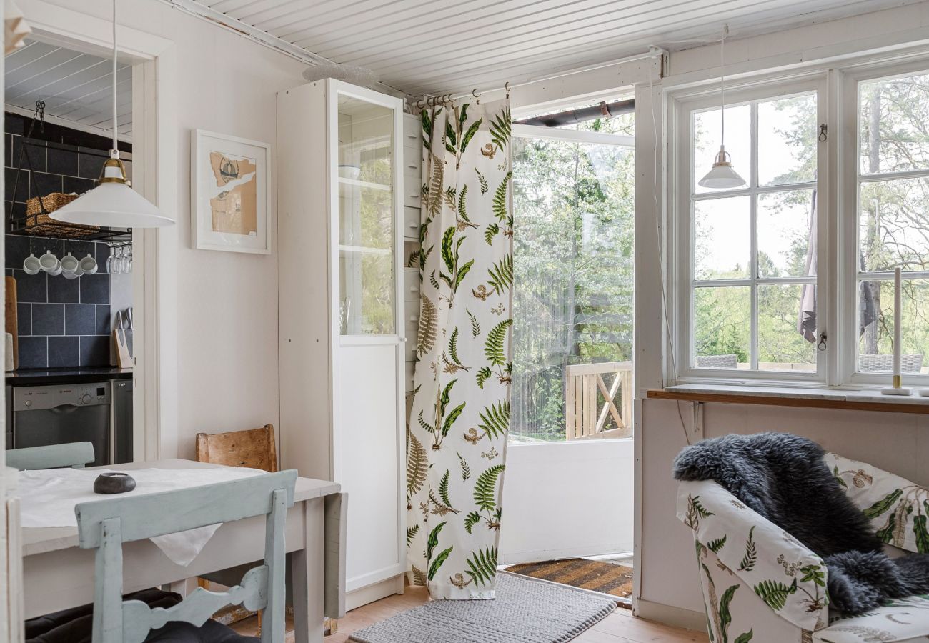 Stuga i Färentuna - Mysigt semesterhus med sjöutsikt på Ekerö/Färentuna | SE13007