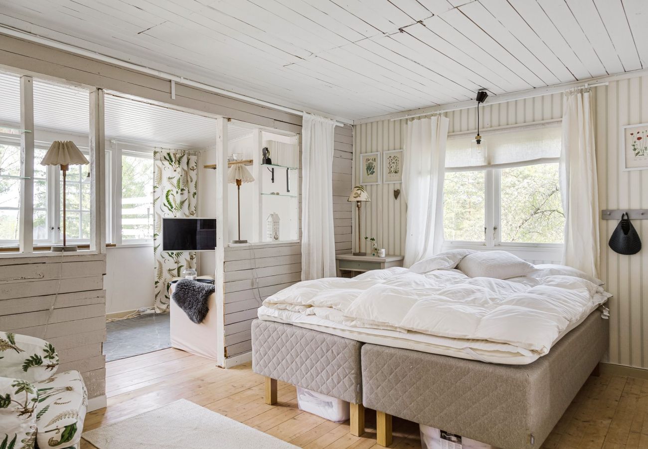 Stuga i Färentuna - Mysigt semesterhus med sjöutsikt på Ekerö/Färentuna | SE13007