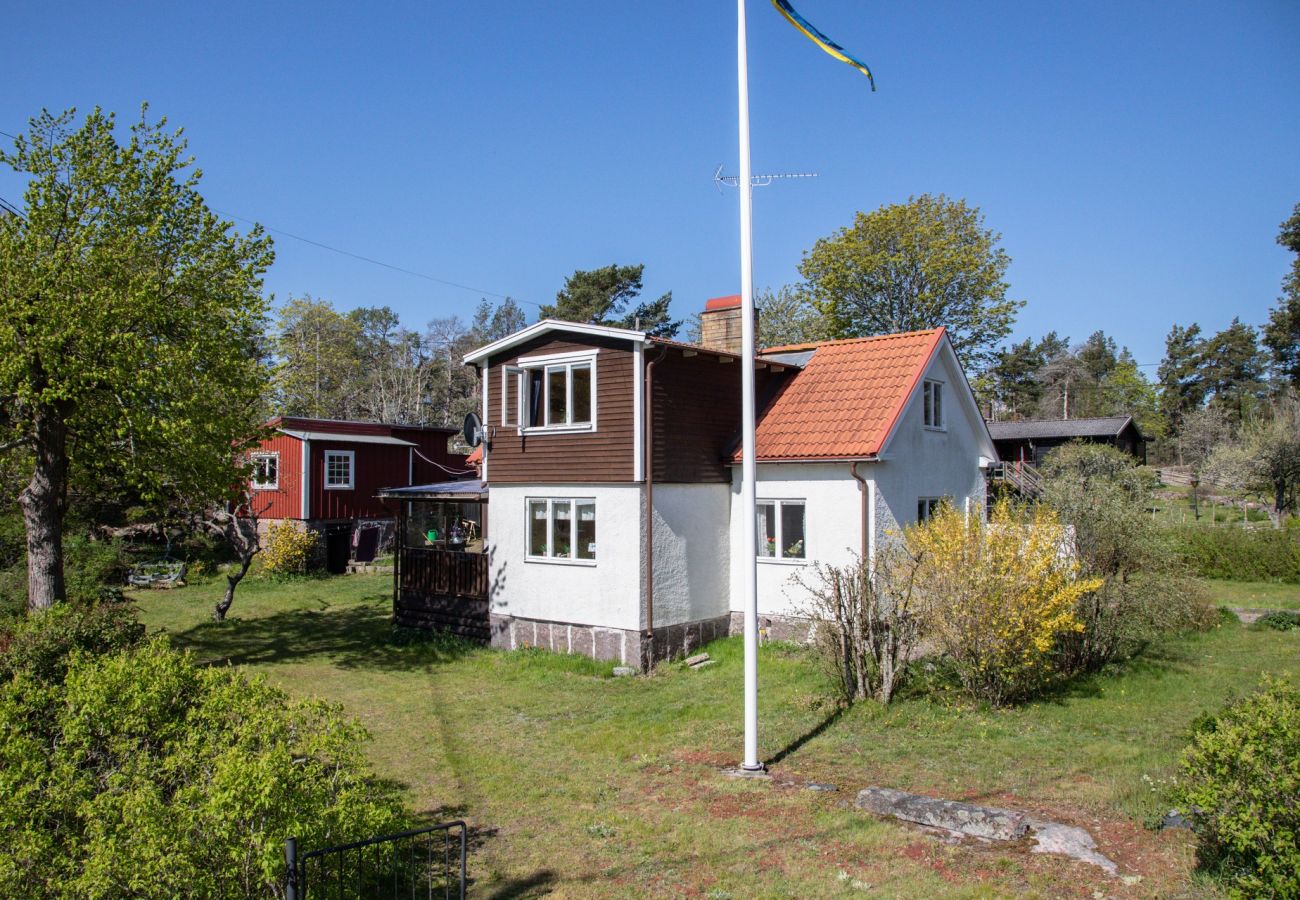 Stuga i Oskarshamn - Härlig stuga vid en havsvik med havsutsikt I SE05036