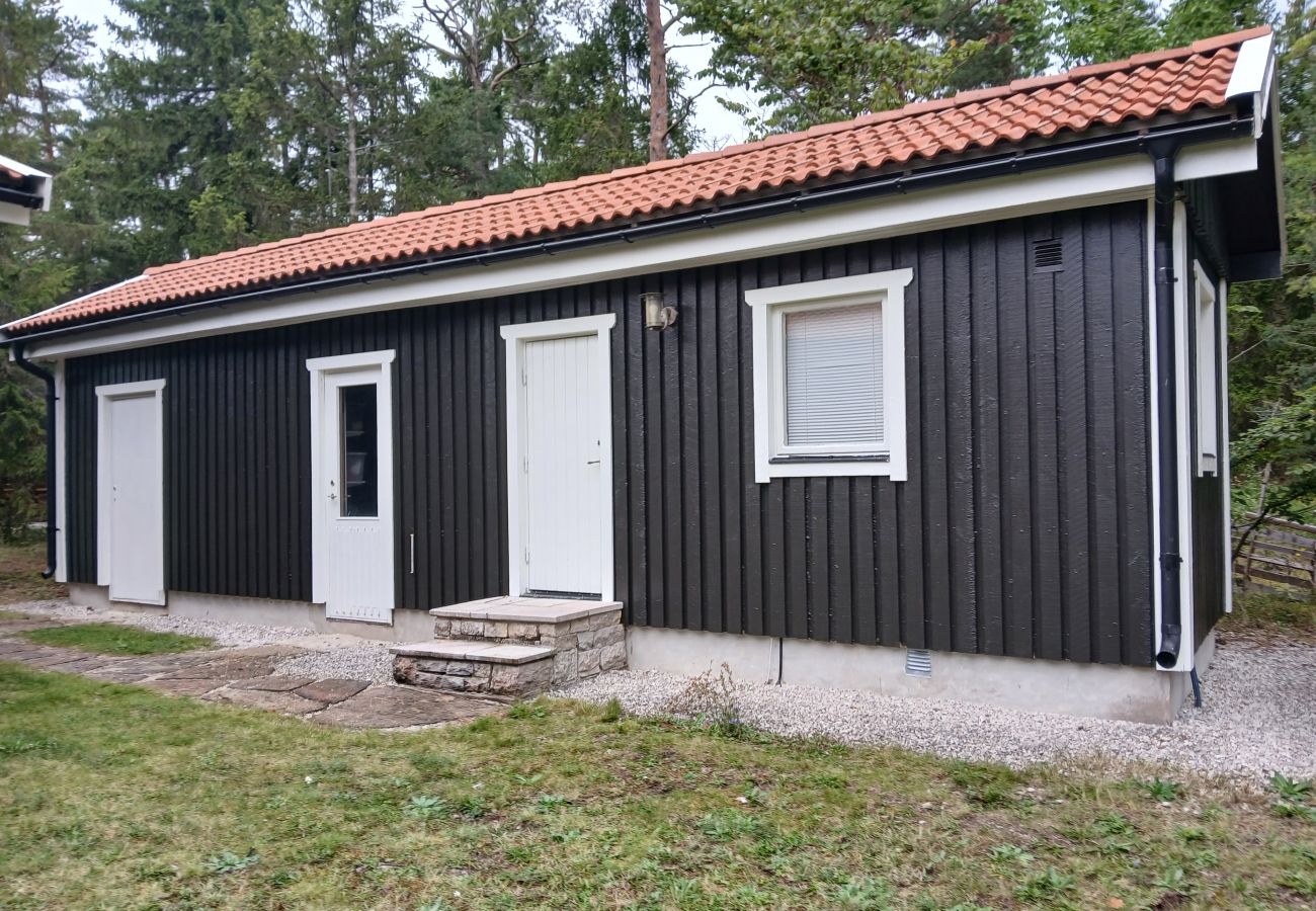 Lägenhet i Lärbro - Mysig stuga på Gotland med bastu nära salta bad | SE12017