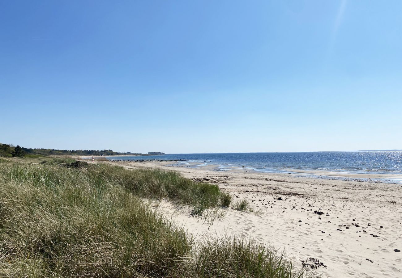 Stuga i Båstad - Strandnära semesterboende med stor härlig trädgård | SE01054