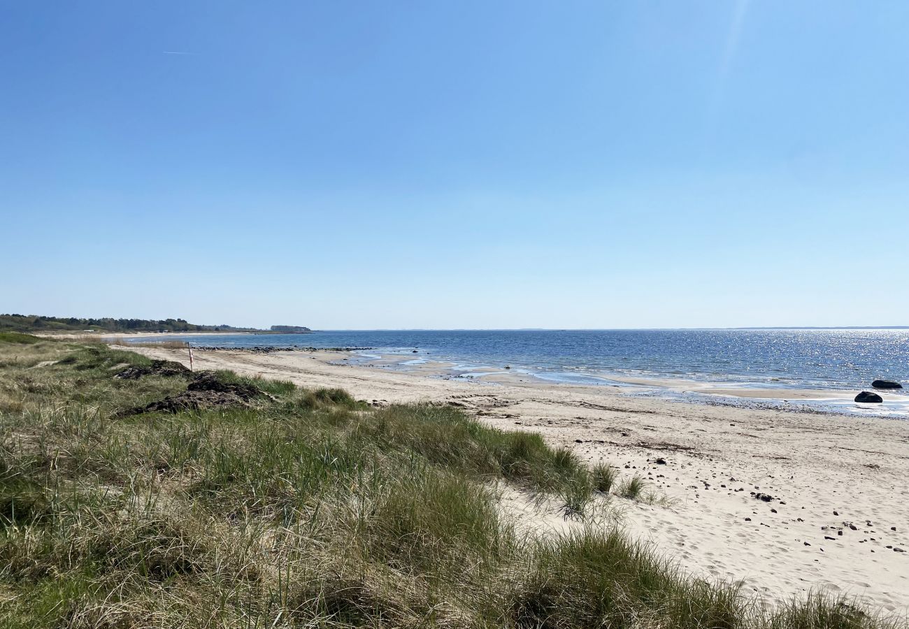 Stuga i Båstad - Strandnära semesterboende med stor härlig trädgård | SE01054