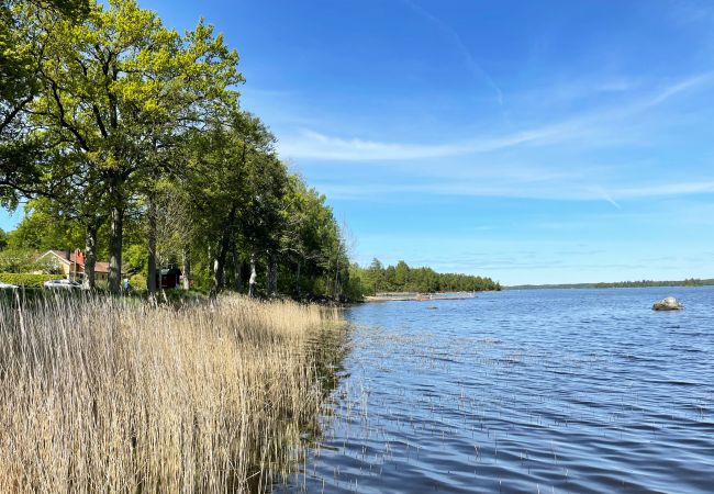 Stuga i Lönashult - Trevligt semesterhus med utsikt över sjön Åsnen i Hulevik, Lönashult | SE06056