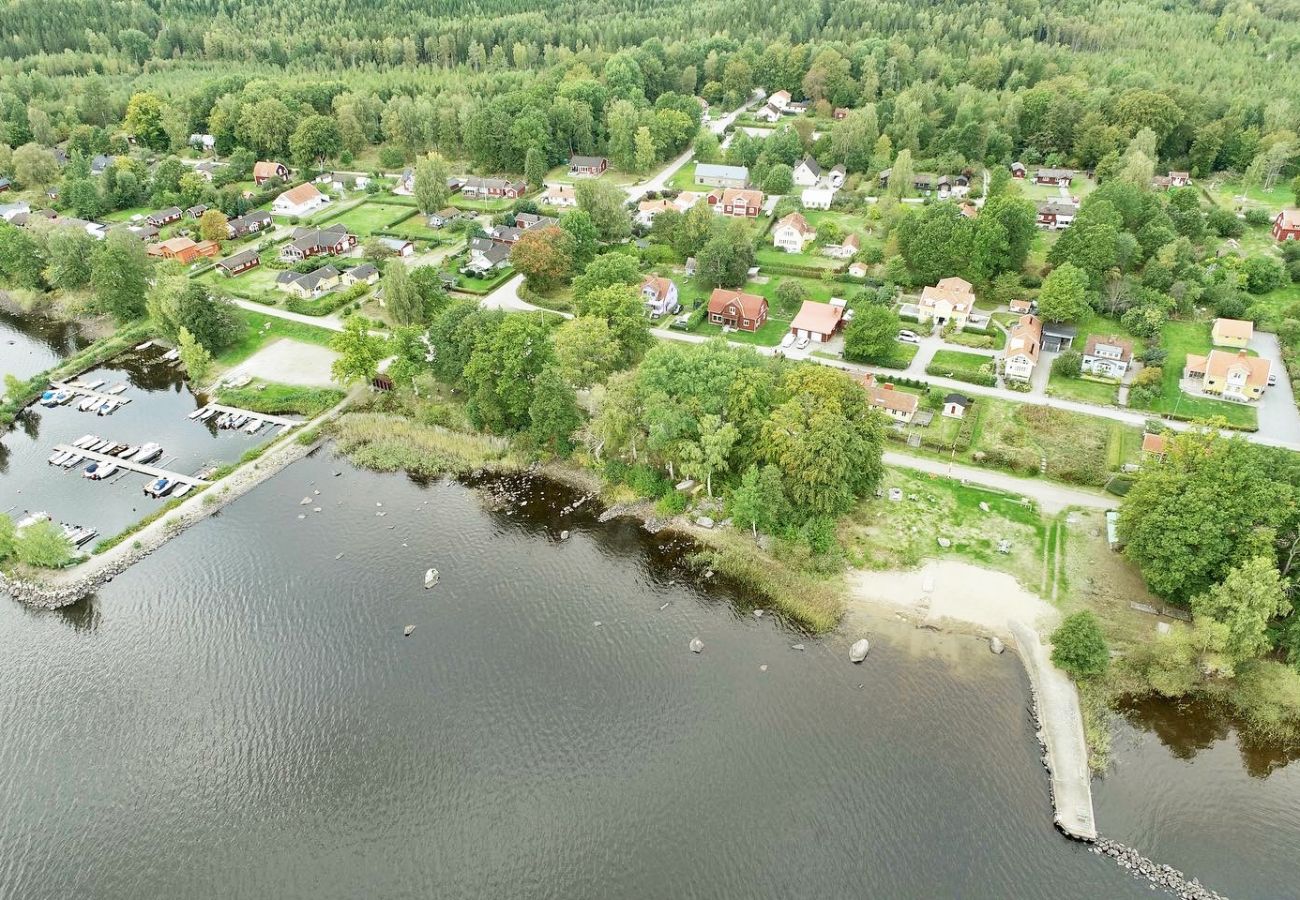 Stuga i Lönashult - Trevligt semesterhus med utsikt över sjön Åsnen i Hulevik, Lönashult | SE06056