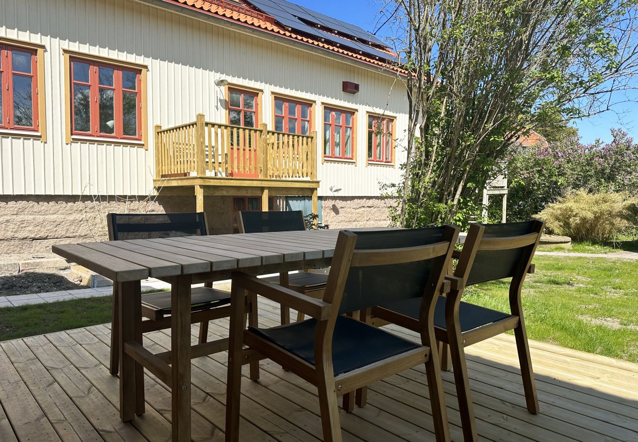 Stuga i Hamburgsund - Mysigt parhus på Hamburgerö i unik miljö | SE09037