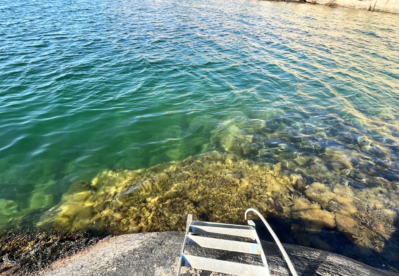 Stuga i Hamburgsund - Mysigt parhus på Hamburgerö i unik miljö | SE09037