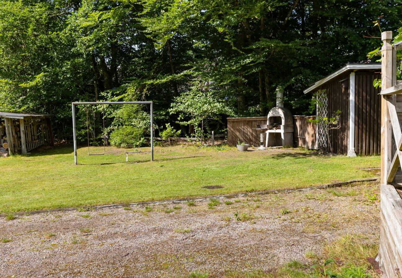 Stuga i Ljungby - Trevlig stuga med avskilt läge vid Bolmen, Ljungby | SE06060