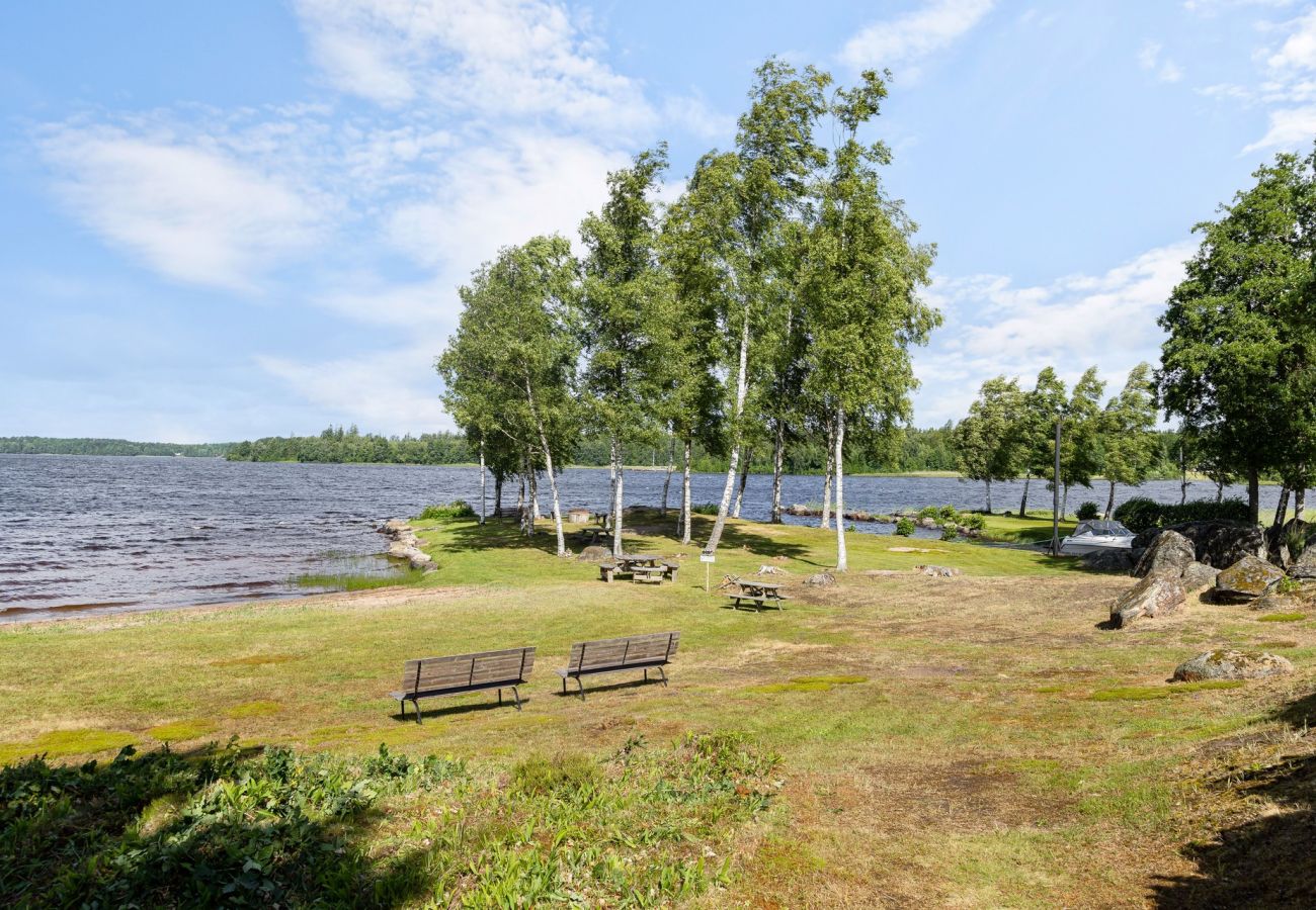 Stuga i Ljungby - Trevlig stuga med avskilt läge vid Bolmen, Ljungby | SE06060