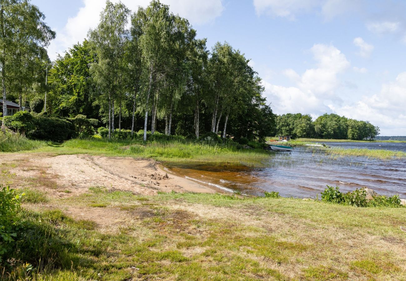 Stuga i Ljungby - Trevlig stuga med avskilt läge vid Bolmen, Ljungby | SE06060